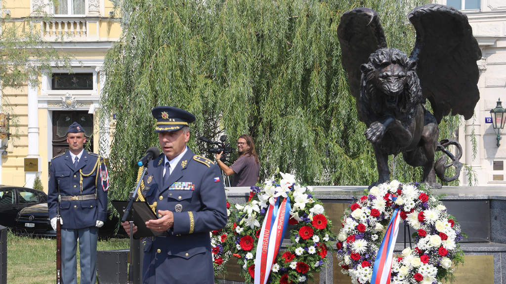 Příběhy hrdinství československých pilotů nikdy nezmizí, řekl generál Hromek na Klárově