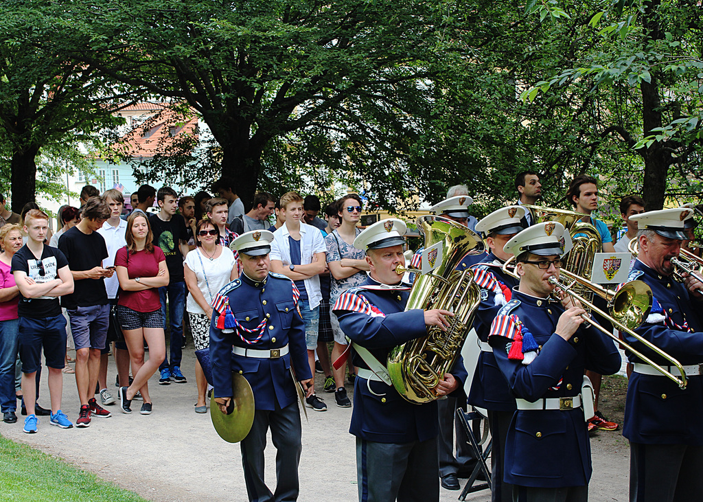 Při pokládání věnců hrála hudba Hradní stráže