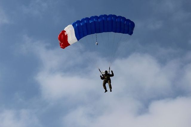 I instruktoři musí plnit cvičné otevření padáků