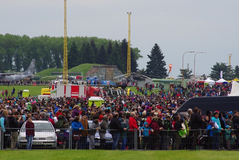 I přes chladné počasí zavítalo na základnu desetitisíce diváků