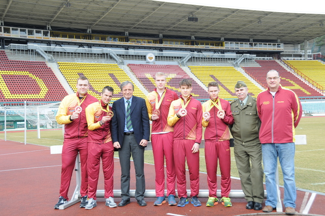 S ředitelem ASC Dukla plk. Priščákem a šéftrenérem atletiky jiřím Šimicem