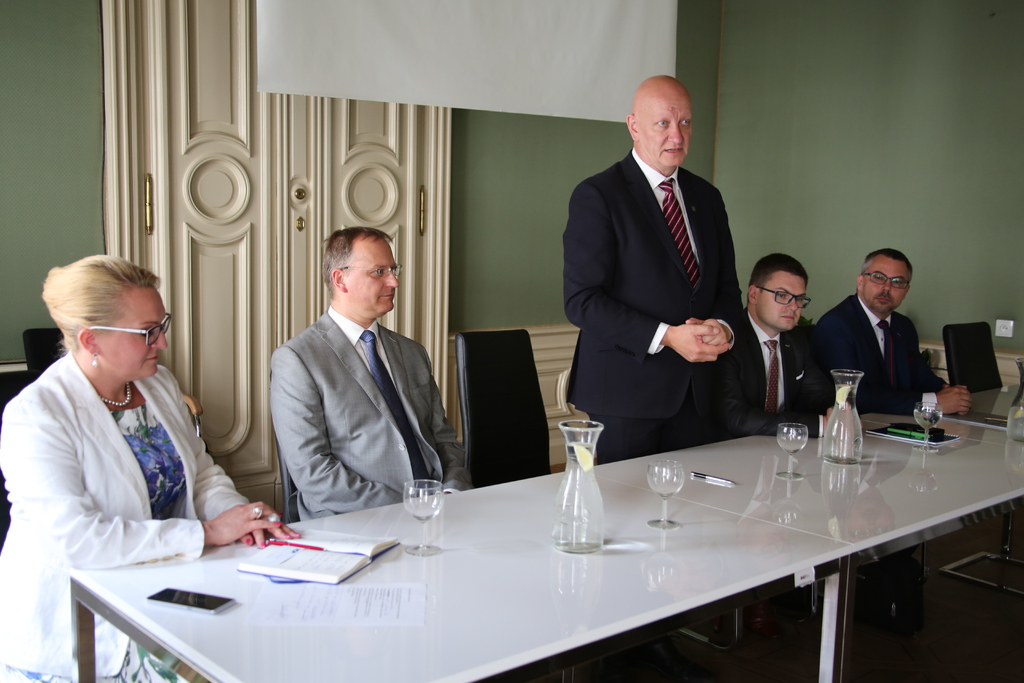Náměstek Daniel Koštoval poslouchá vystoupení rektora  ČVUT Vojtěcha Petráčka