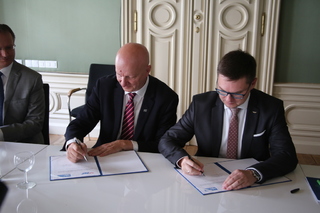 Rektor ČVUT a ředitel VTÚ podepisují memorandum o spolupráci