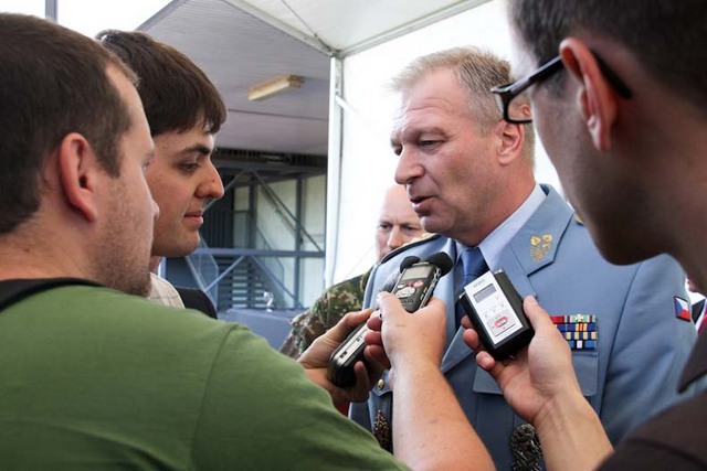  Náčelník Generálního štábu Vlastimil Picek při rozhovoru s médii