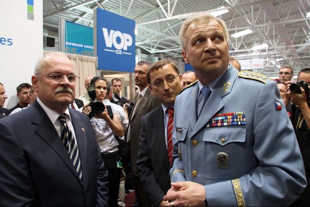  Prezident SR Ivan Gašparovič, náměstek ministra obrany Rudolf Blažek a náčelník Generálního štábu Vlastimil Picek při prohlídce české expozice (1)
