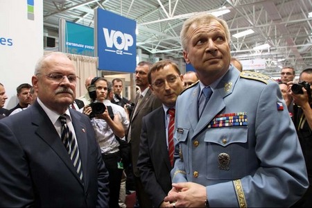  Prezident SR Ivan Gašparovič, náměstek ministra obrany Rudolf Blažek a náčelník Generálního štábu Vlastimil Picek při prohlídce české expozice (1)