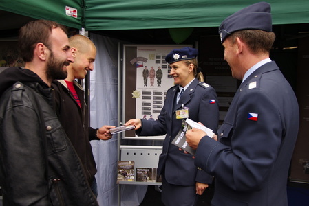 IDET 2015_zájemci u rekrutačního střediska AČR