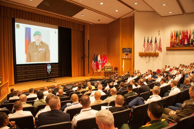 Generálmajor Ján Gurník během svého vystoupení při slavnostního aktu.