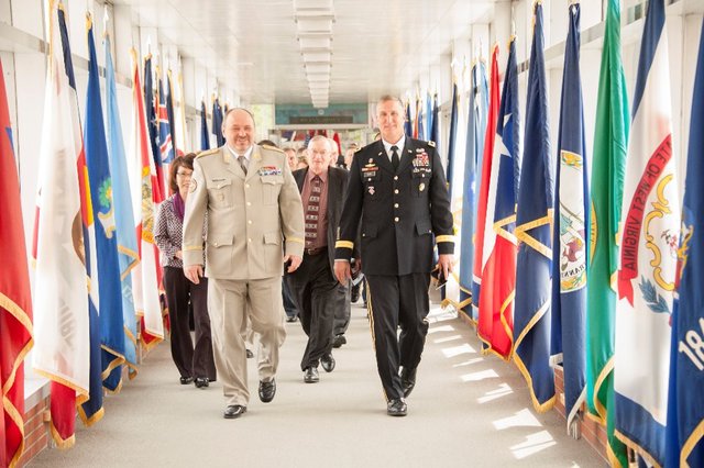 Generálmajor Jánu Gurník a velitel Army War College generálmajor William E. Rapp.