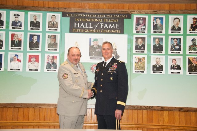 Generálmajor Gurník a generálmajor Rapp v Síni slávy Univerzity pozemního vojska.