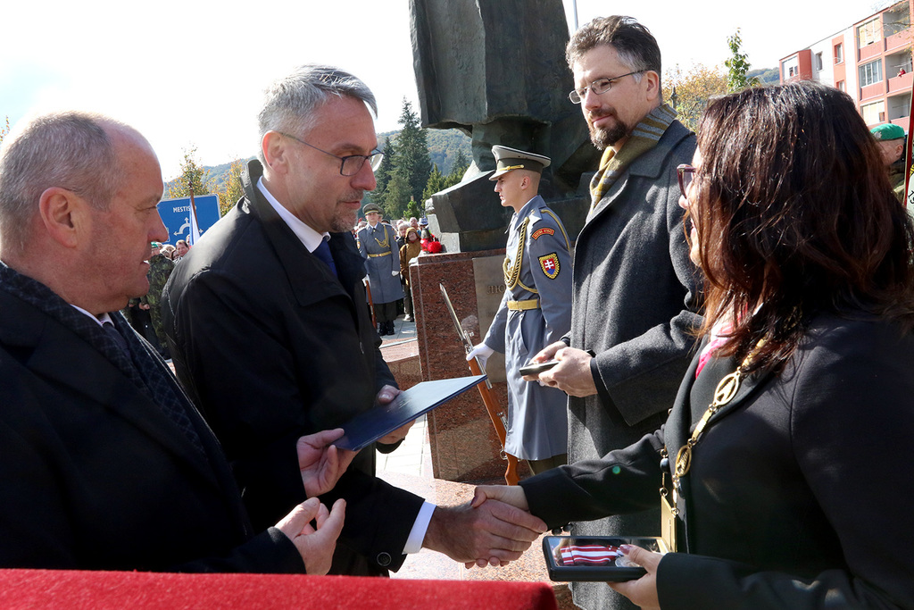 Pamětní medaili ministra obrany SR převzal také Miroslav Klusák, pravnuk generála Ludvíka Svobody.