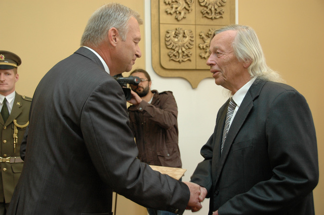 Ilustrační fotografie: Osvědčení účastníka odboje a odporu proti komunismu převzal z rukou ministra obrany 12. září evangelický farář a písničkář Svatopluk Karásek. 