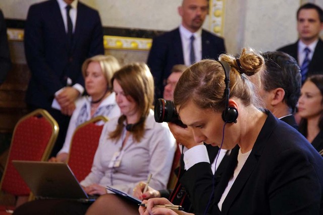 Z tiskové konference na závěr jednání 5