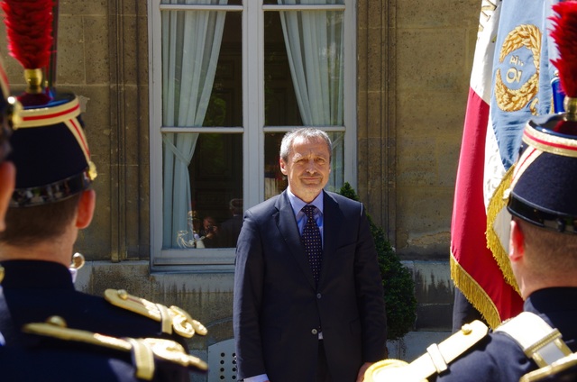 Formální akt během přijetí českého ministra na Ministerstvu obrany Francouzské republiky