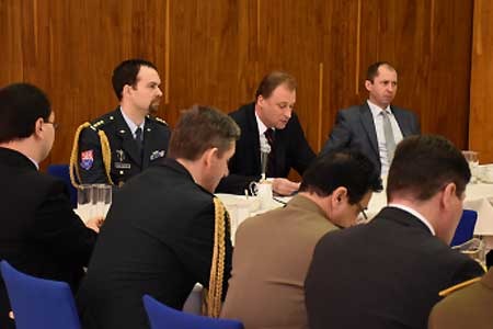Úvodní slovo přednesl velvyslanec ČR v SRN, Tomáš Podivínský (v předsednictvu uprostřed). Resort obrany byl zastoupen vedoucím Úřadu přidělence obrany v SRN