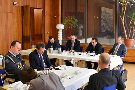 V druhém panelu za ČR vystoupil zástupce Jagello 2000, Zbyněk Pavlačík (v předsednictvu druhý zleva)