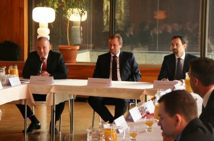 Na seminář navázal další část, v níž představil genpor. Jiří Baloun (zcela vlevo) v roce 2015 přijatou Koncepci výstavby Armády České republiky