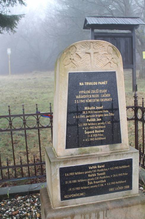 Památník s údaji obětí z Vařákových pasek