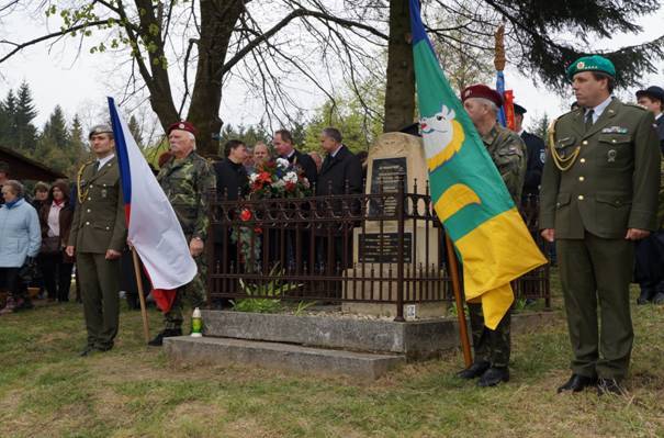 Čestná jednotka u památníku obětí tragédie v místě původní valašské osady Vařákovy paseky