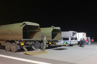 Armádní tatrovky, které náklad ihned odvezli do skladu Správy státních hmotných rezerv v Sedlčanech. Odtud je pak rychle rozvezou do celé České republiky. 