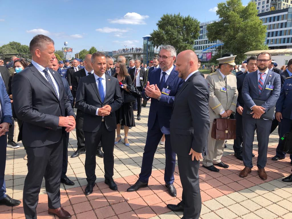 Z návštěvy ministra obrany na IDEB