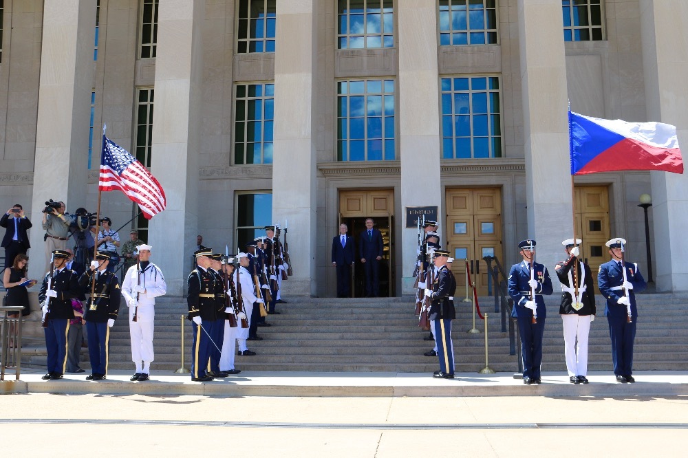 Před budovou ministerstva obrany USA