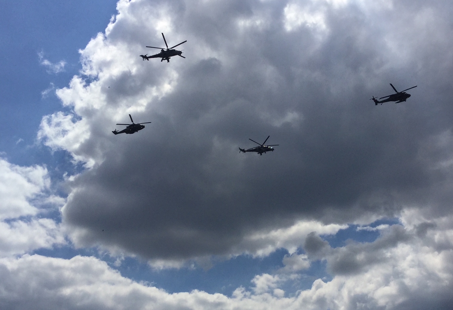 Přelet dvou českých vrtulníků Mi-24/35 ze základny v Náměšti nad Oslavou v sestavě s letouny US Army. 