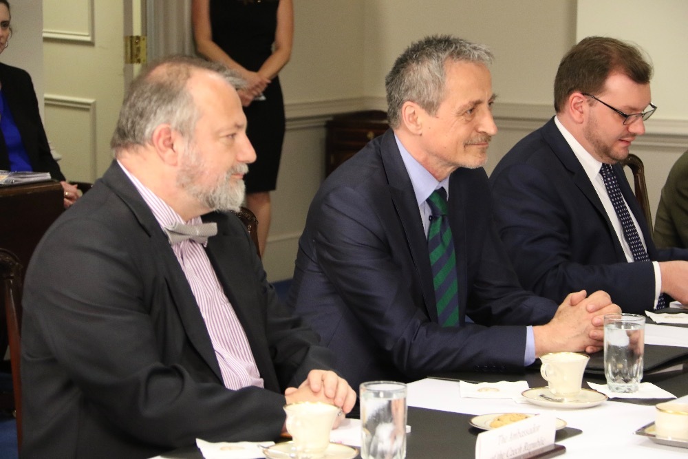 Jednání se společně s ministrem Stropnickým účastnil také velvyslanec ČR v USA Hynek Kmoníček a ředitel odboru obranné politiky Sekce obranné politiky Jan Jireš.