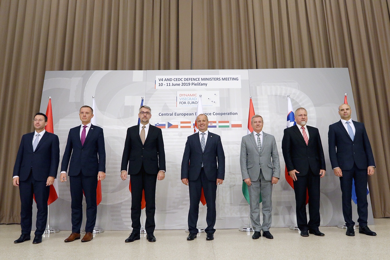 Odpolední jednání v Piešťanech se rozšířilo o zástupce Rakouska, Slovinska a Chorvatska a proběhlo ve formátu zemí Středoevropské obranné spolupráce (CEDC).