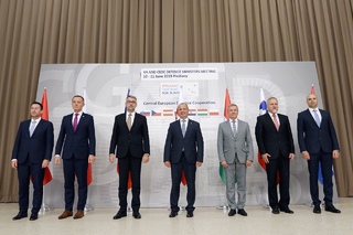 Odpolední jednání v Piešťanech se rozšířilo o zástupce Rakouska, Slovinska a Chorvatska a proběhlo ve formátu zemí Středoevropské obranné spolupráce (CEDC).