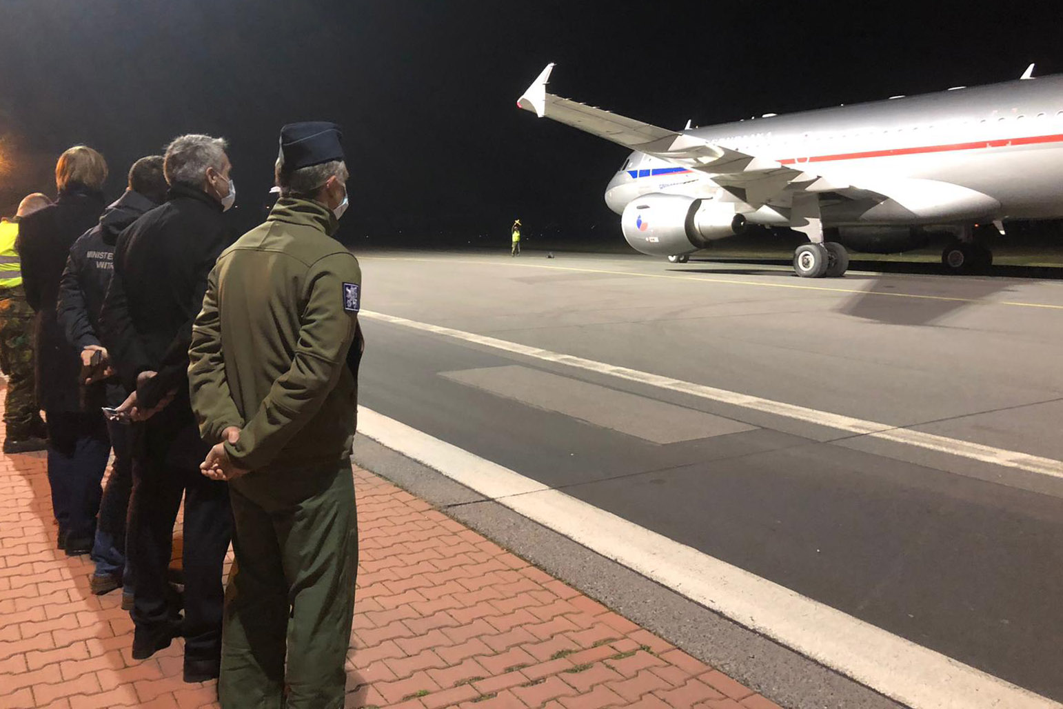 Ve Kbelích letoun očekávali ministři obrany, vnitra a zdravotnictví.