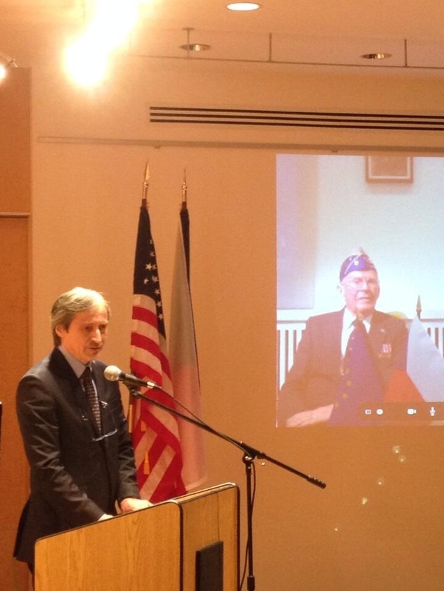 Ministr obrany na setkání s krajany ocenil válečného veterána