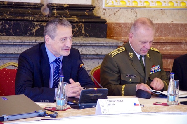 Z dnešního jednání ministrů obrany V4 - ministr obrany ČR Martin Stropnický a první zástupce náčelníka GŠ AČR generálporučík Jiří Baloun