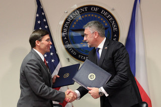 Ministři obrany ČR a USA bezprostředně po podpisu.