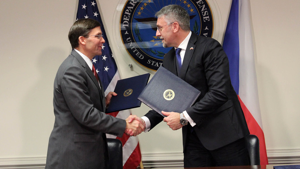 Ministři obrany ČR a USA stvrdili nákup vrtulníků
