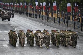 Před 232 lety byla dobyta Bastila. Novodobý národní svátek si ve Francii tradičně připomínají vojenskou přehlídkou, letos i za účasti 11 vojáků Armády ČR. 