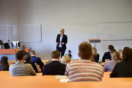 Ministryně obrany Karla Šlechtová před studenty