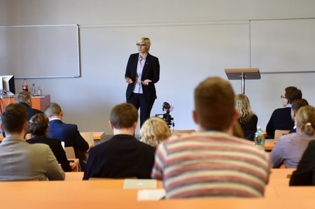 Ministryně obrany přednášela o resortu studentům na Vysoké škole ekonomické