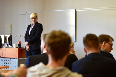 Ministryni obrany potěšil zájem studentů a orientace v armádní problematice