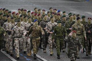 Před 232 lety byla dobyta Bastila. Novodobý národní svátek si ve Francii tradičně připomínají vojenskou přehlídkou, letos i za účasti 11 vojáků Armády ČR. 