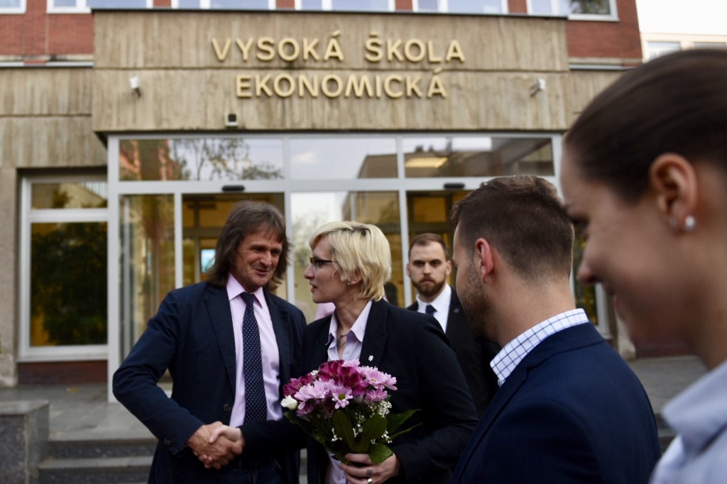 Ministryně obrany se loučí se zástupci VŠE v Praze