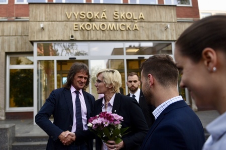 Ministryně obrany se loučí se zástupci VŠE v Praze