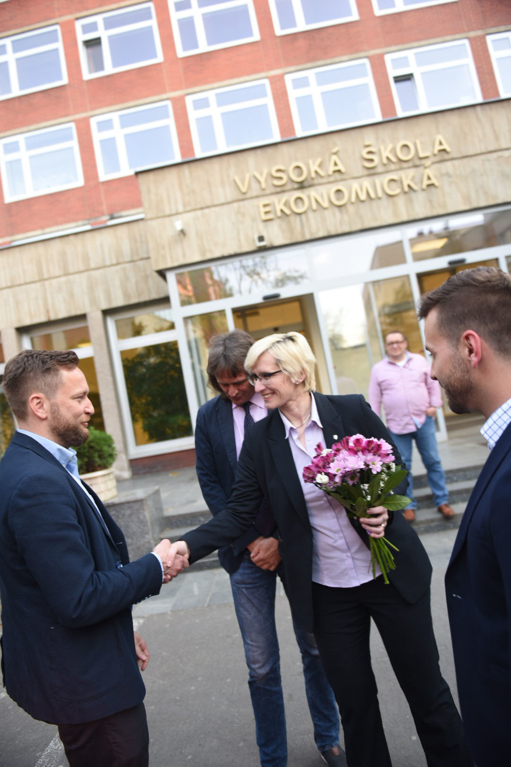 Ministryně obrany se vítá se zástupci VŠE v Praze