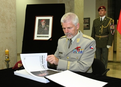 Generál Petr Pavel podepisuje kondolenční knihu 1
