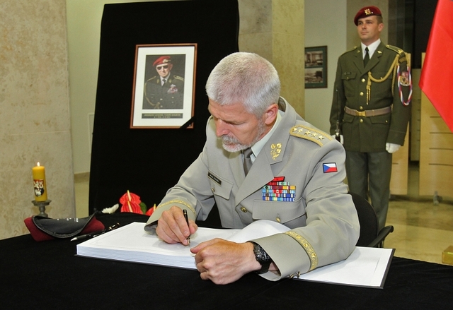 Generál Petr Pavel podepisuje kondolenční knihu 2