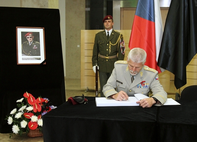 Generál Petr Pavel podepisuje kondolenční knihu 3