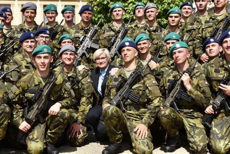 Ministryně Šlechtová po neformálním setkání s vybranou četou nováčků