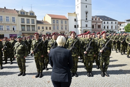 Ministryně obrany před nastoupenými přísahajícími jednotkami
