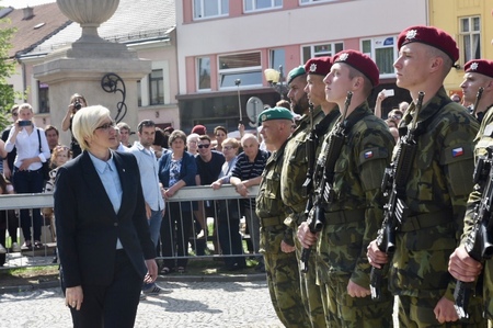 Ministryně obrany před nastoupenými přísahajícími jednotkami