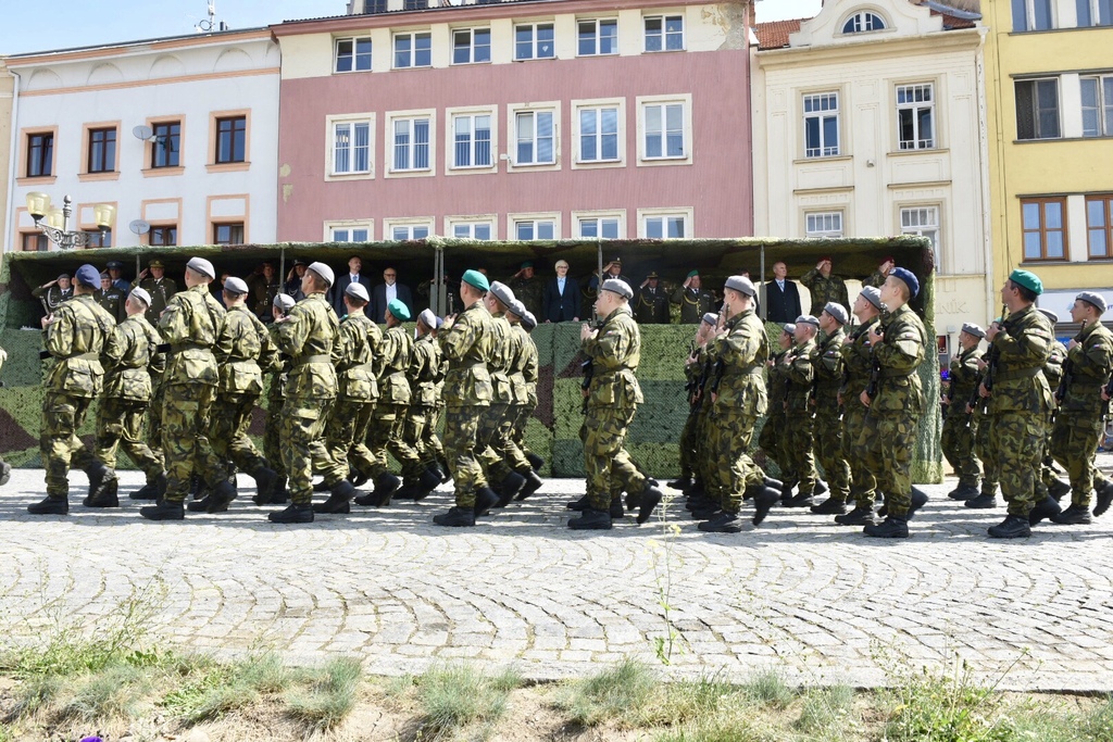 Pochod příslušníků AČR po slavnostní přísaze